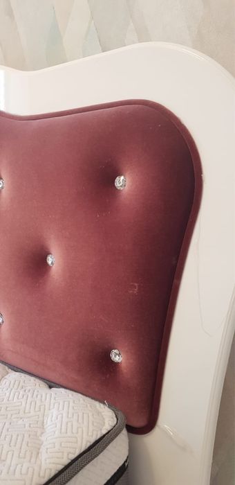 Кровать с матрасом в хорошем состоянии