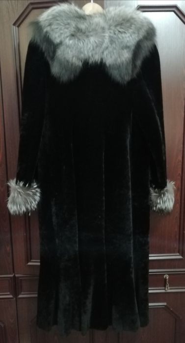 Продам шубу мутон с чернобуркой.