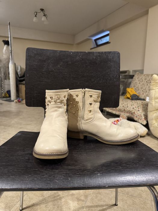 Бежевые ботинки