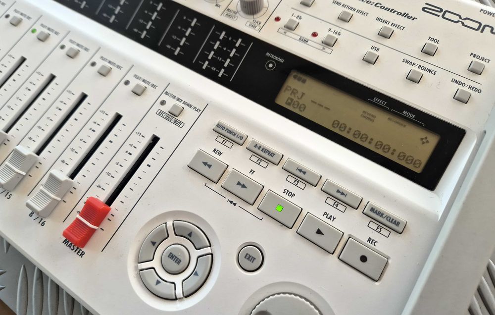 Zoom R16 – Рекордер, Интерфейс и Контролер