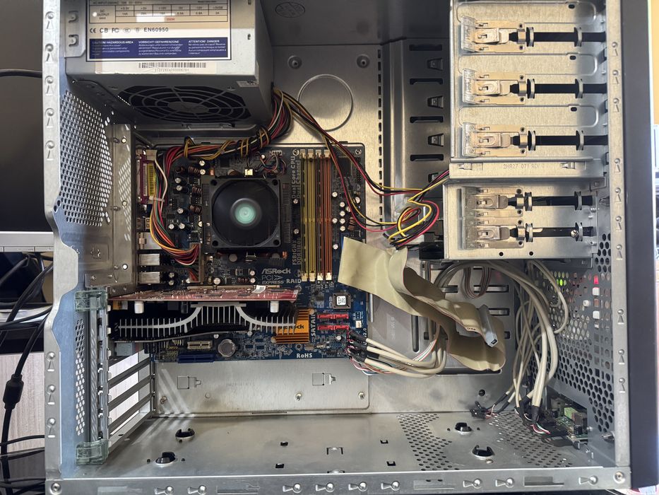 Компютър (х3) плюс 3 монитора за 120€ всичко