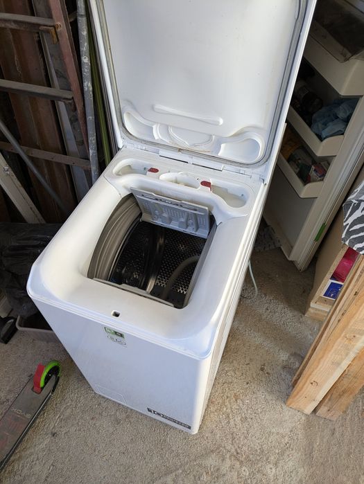 Пералня AEG с горно зареждане