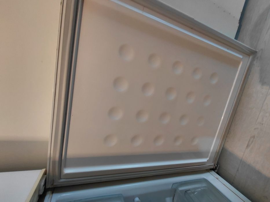 Продам холодильник требует ремонта