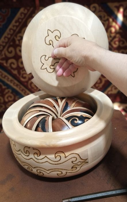 Астаулар, табақтар, домбыра