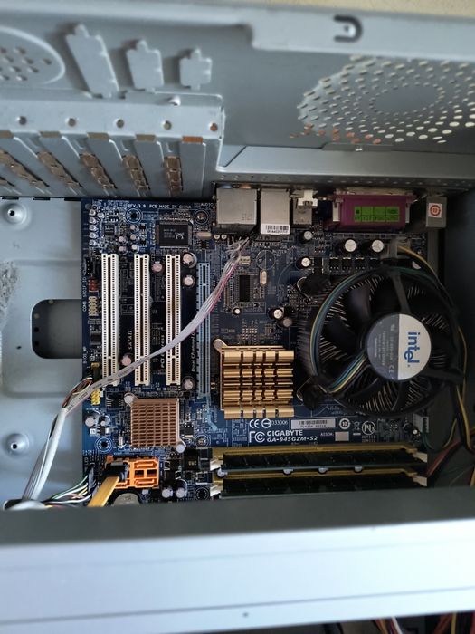 Продавам настолен компютър