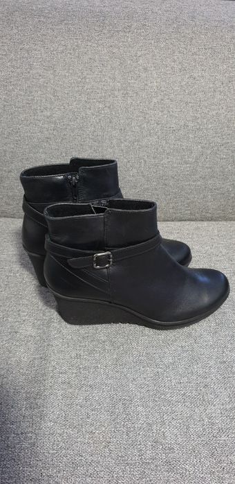 Vand cizmulite de piele noi