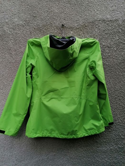 Продавам ново дамско зелено водоустойчиво яке Arc'teryx