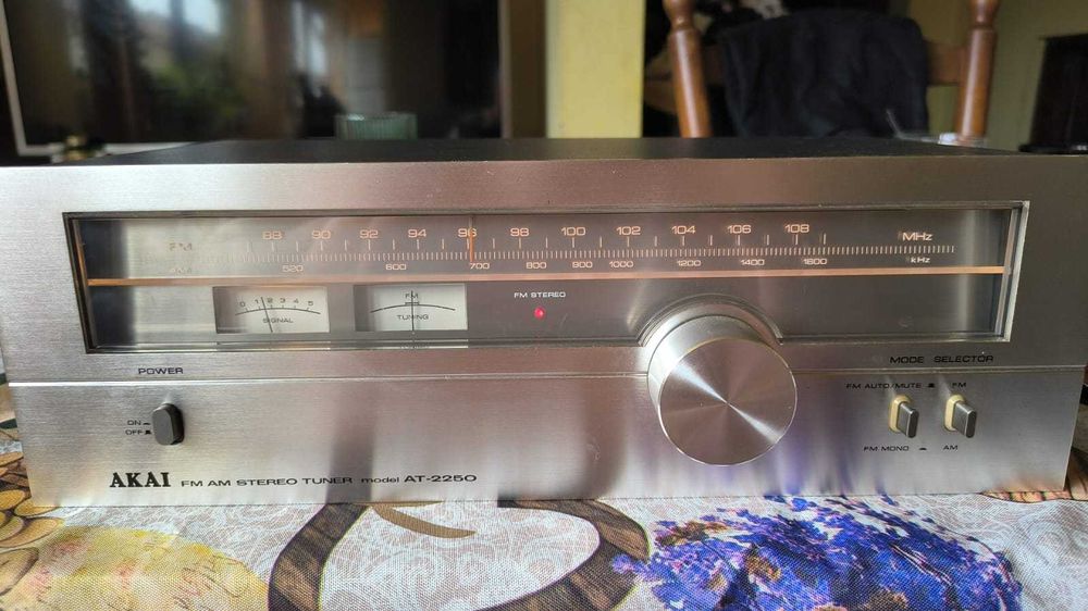 Radio,tuner Akai AT2250
