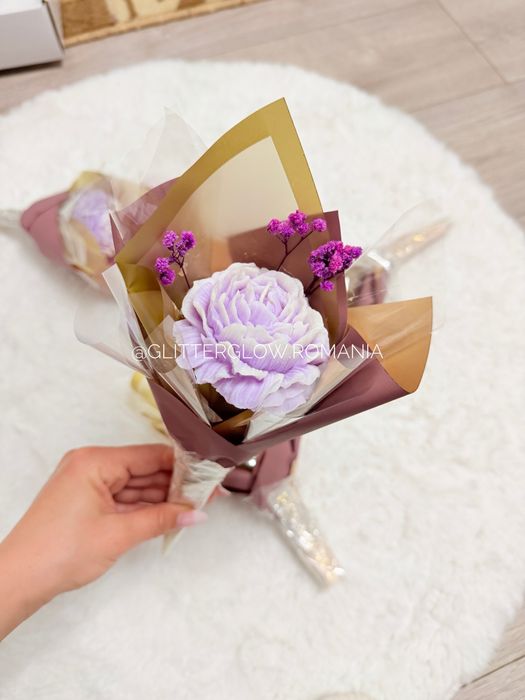 Aranjament floral din ceară de soia mov roz – buchet cu o floare, realizat manual