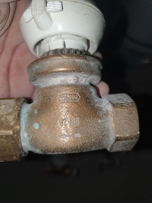 Продам краны на батарею отопления