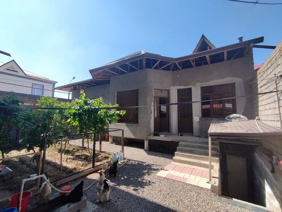 Участка сотилади Кум арикда 3 сотик 9 хона 2 каватли