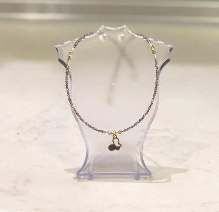 Колиета изработени с естествени камъчета, стъклени камъчета и мъниста