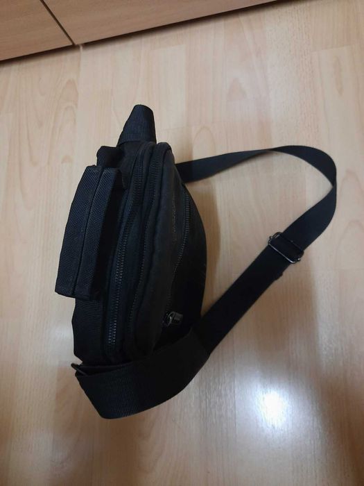 Мъжка черна стилна чантичка с множество отделения, ципове и презрамка