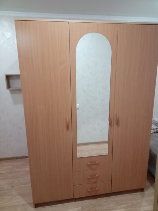 Шкаф платяной в хорошем состоянии