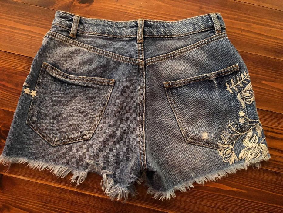 Pantaloni scurti Stradivarius, marimea 36