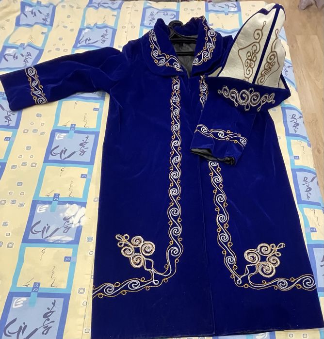 В продаже мужская национальная одежда.