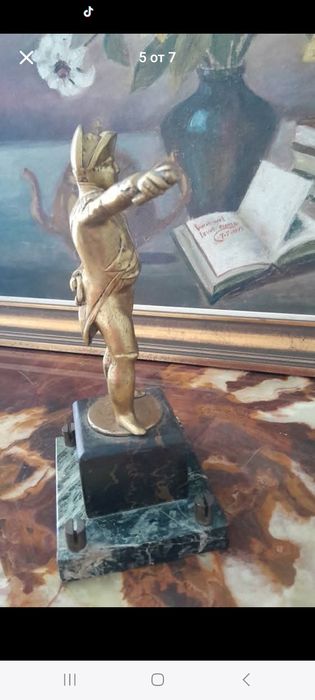 Бронзова фигура на офицер