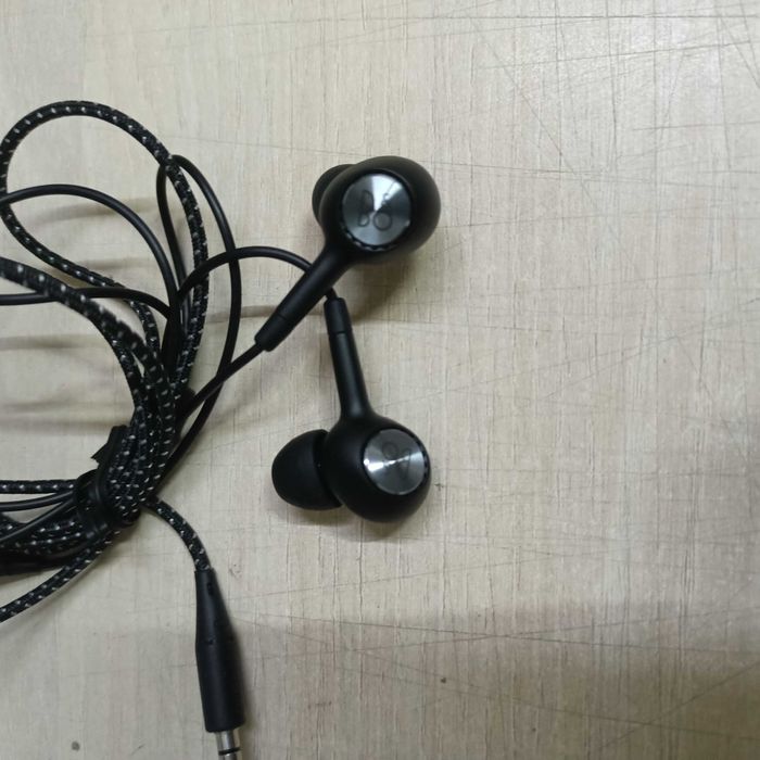 Casti cu fir Bang&Olufsen Beoplay