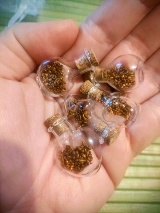 Рисувани ключодържатели със семенца на теменужки  - за 8 март