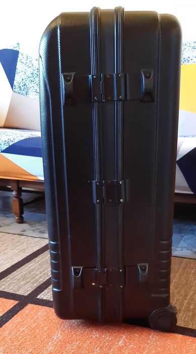 Продавам голями твърди куфари за пътуване