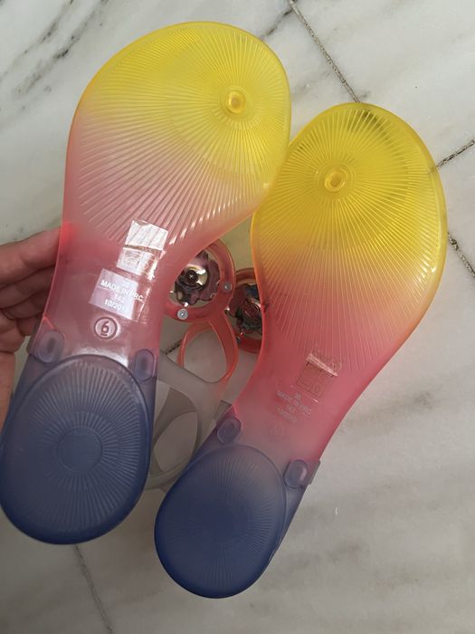 Разноцветни сандали Guess