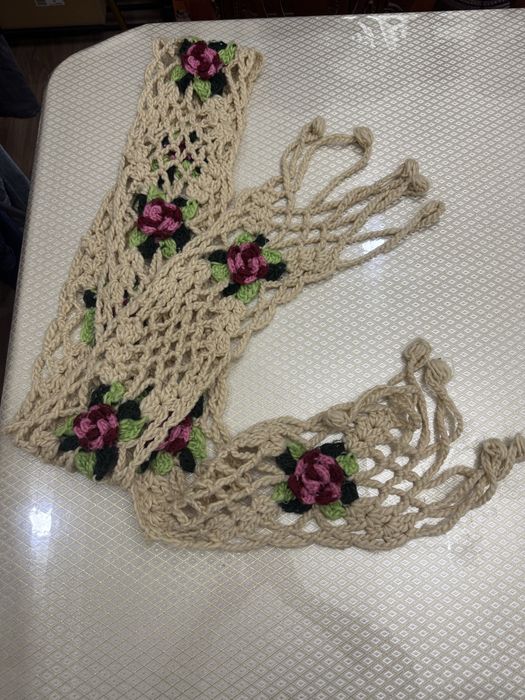 Б/у  женский шарф с цветочками, вязанный ,длинный.