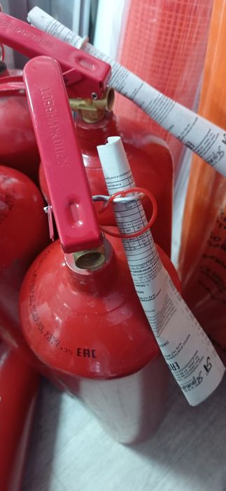 Огнетушители порошковые и углекислотные.