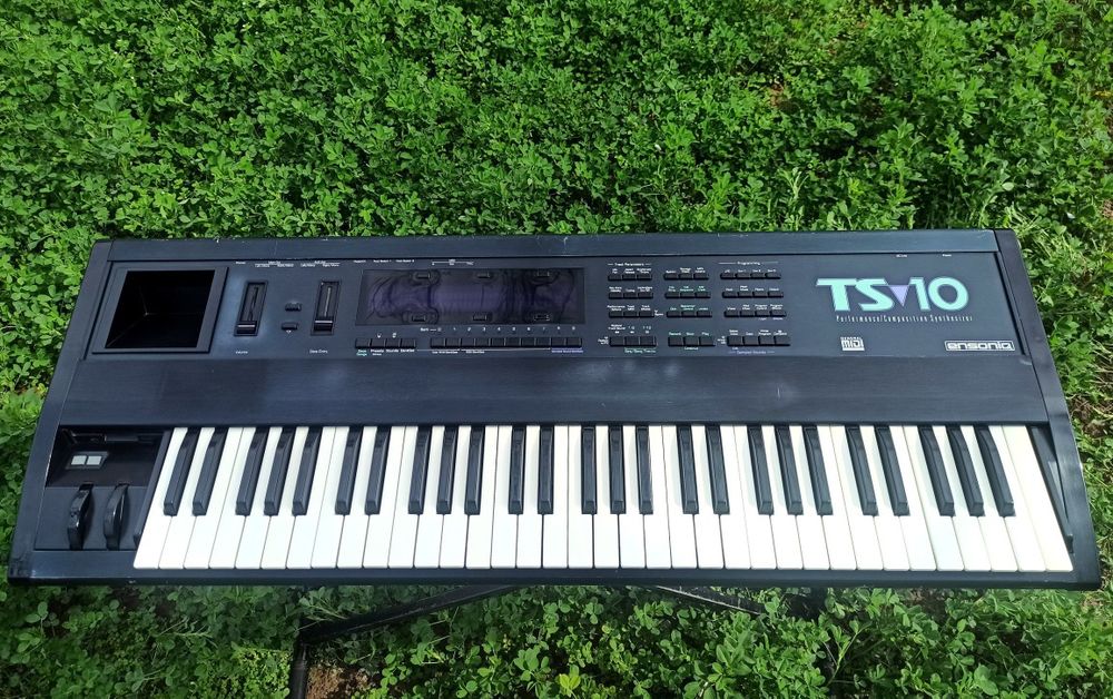 Ensoniq ts 10 sotiladi.  3-5 Versiya