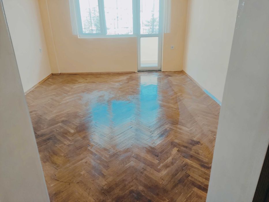 Продава  четиристаен с гараж в центъра