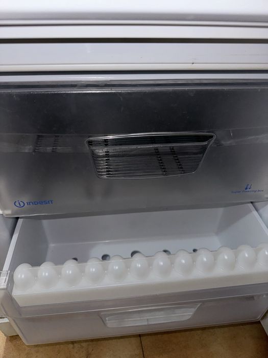 Хладилник Indesit с долен фризер