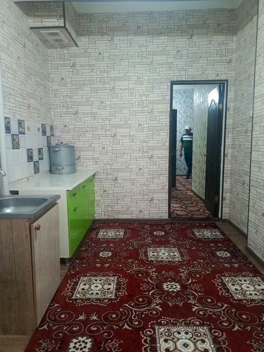 Yangi bozor yaqinida kvartira sotiladi