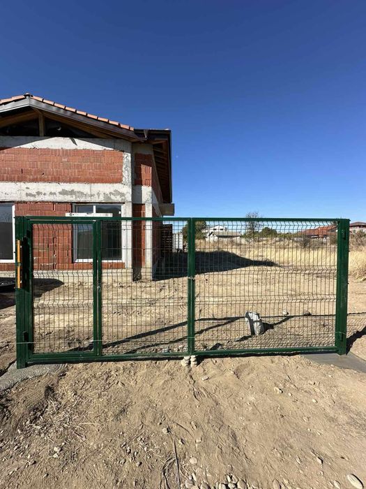 Изграждане на Огради с Метално Пано