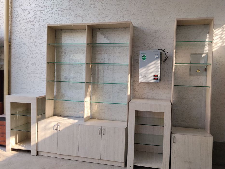 Продаётся комплект мебели для магазина / офиса / мастерской