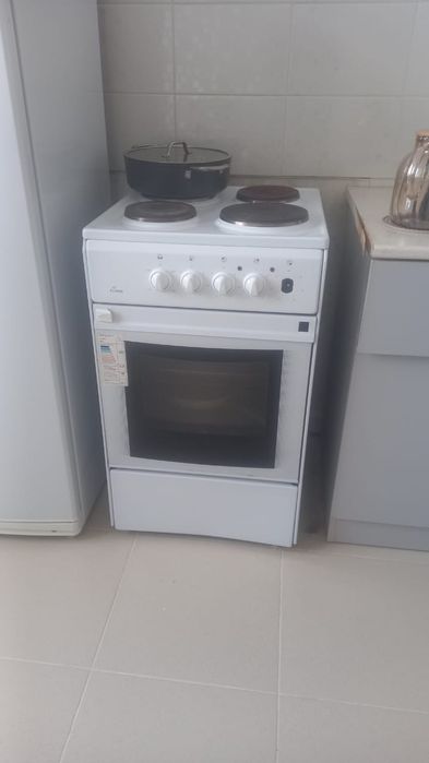 Плита электрическая, б/у, все работает, духовка тоже