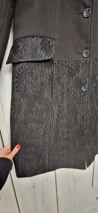 Черно палто, вълна и дантела