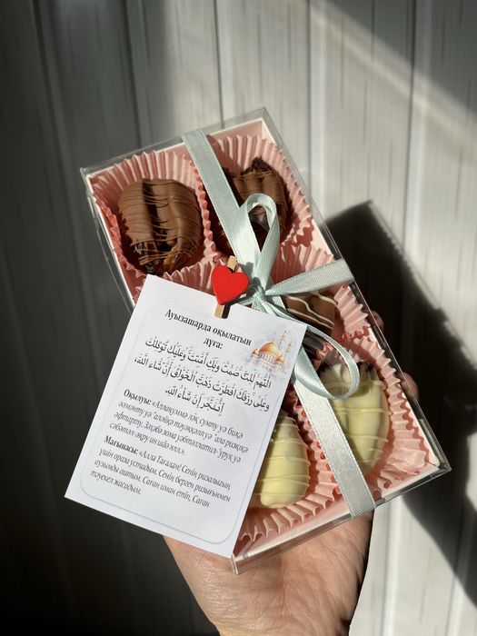 Клубника и финики в шоколаде