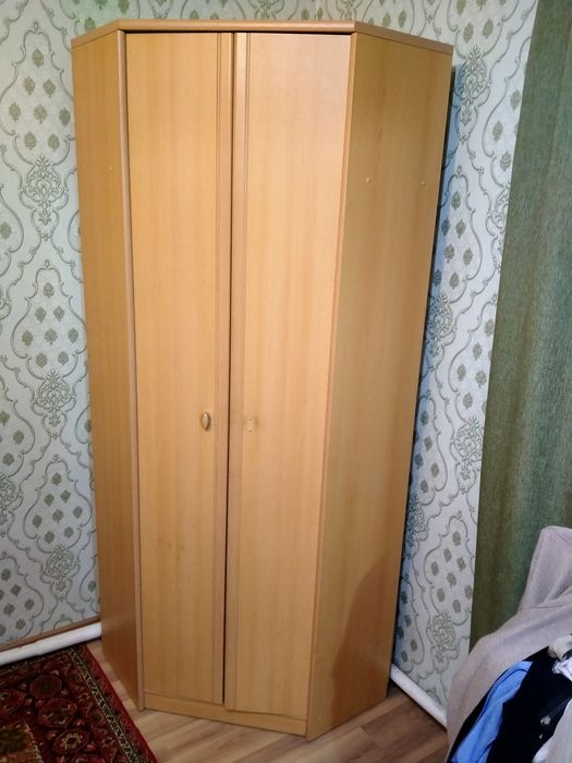 Шкаф угловой вместительный