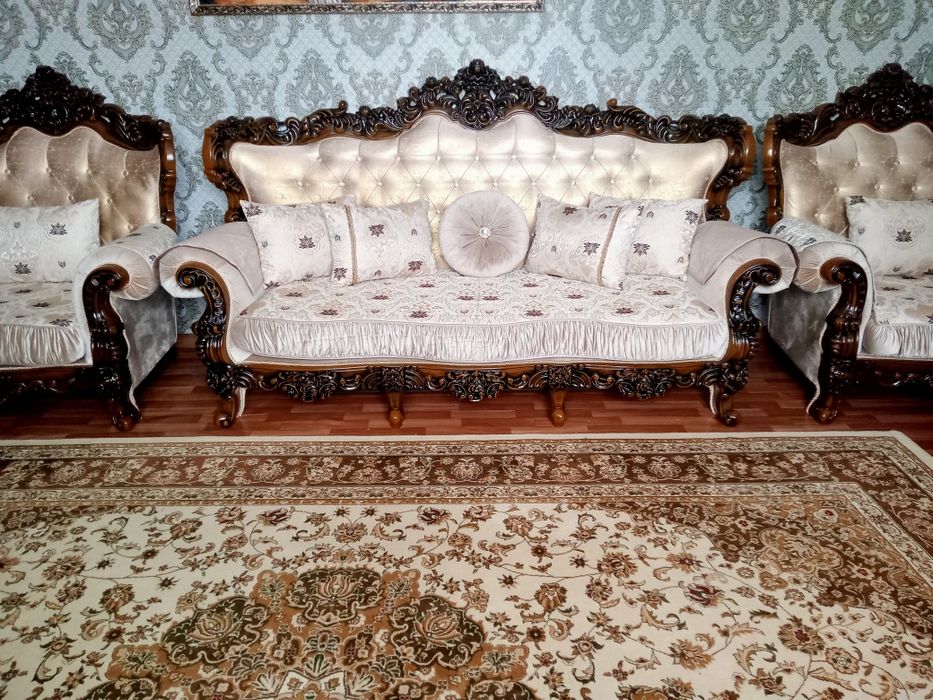 Продам диван раскладной и два кресла в стиле королевское борокко