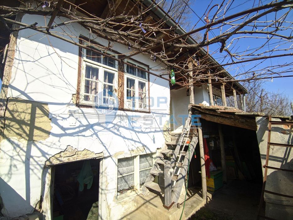 Старинна къща с голям двор в село Мусина