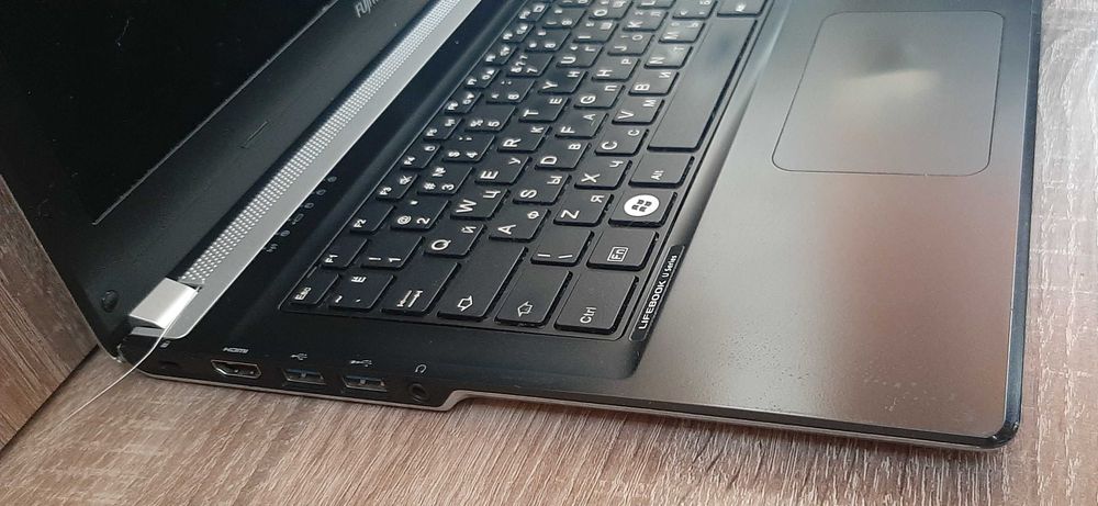 ноутбук  Fujitsu LifeBook UH552