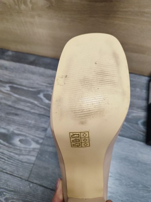 Нови обувки на ток