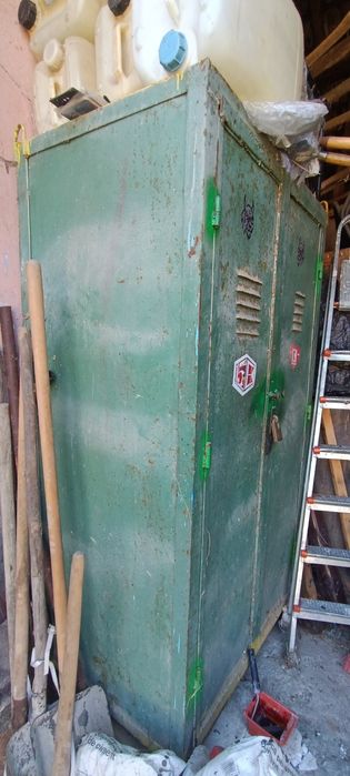 Dulap metalic cu două compartimente