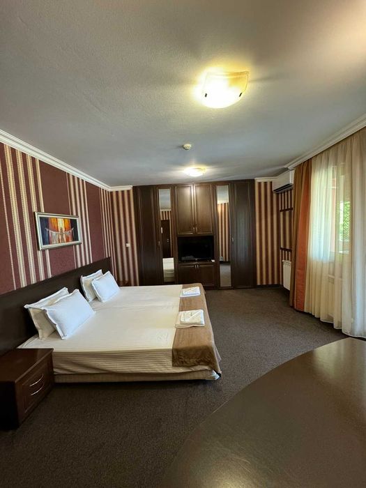 ХОТЕЛ с РЗП 1300 кв.м., работещ, град Карлово