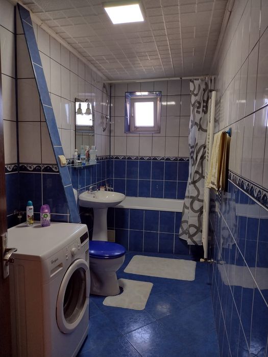 Închiriez apartament cu 3 camere.