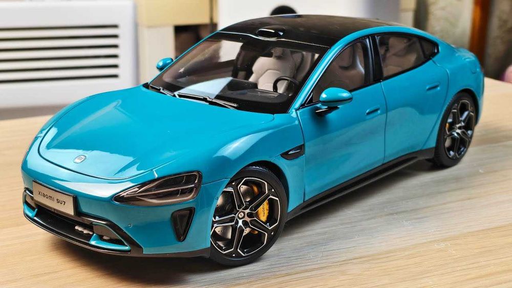 Yangi Xiaomi SU7 modeli 1:18 masshtabda korobkada