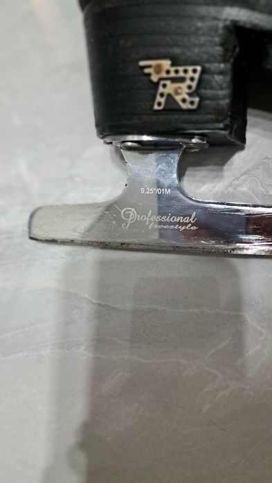 Профессиональные фигурные коньки Risport RF3, размер 245
