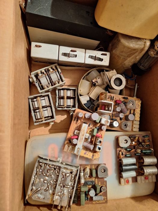 Vând piese electronice generație veche