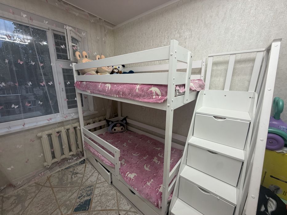 Двухярусная кровать с комодом