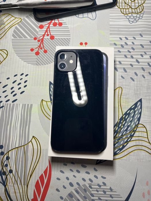 iPhone1 12 ползывался сам акум менялся на новый корпус по трепаный