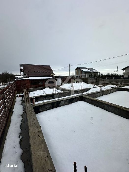 Teren 445 cu fundatie de casa mare + o Casuta locuibila moderna de 2 c